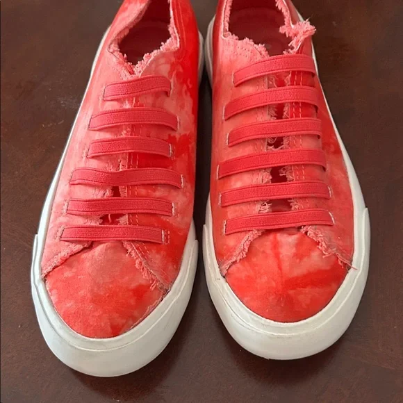 Stylish Red Canvas Sneakers - Picture 4 of 8